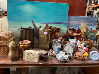 Lot de bibelots : verseuse, réveils et divers