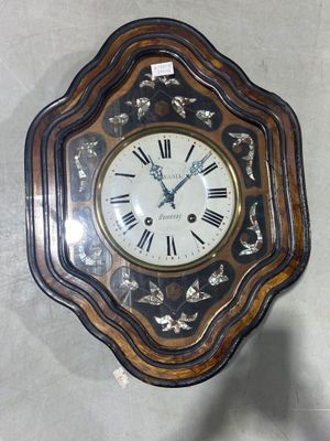 une horloge accrochée au mur de la pièce