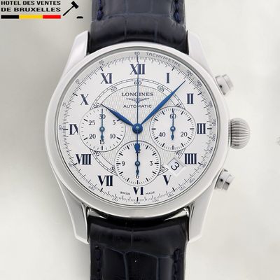 Montre chronographe Longines avec cadran blanc et bracelet en cuir noir