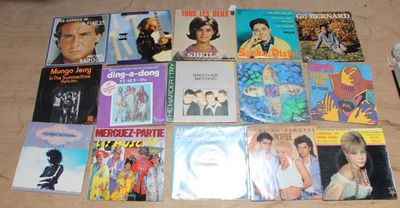 beaucoup de CD de toutes sortes par terre