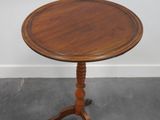 une petite table en bois avec un plateau en bois, posée sur un sol gris