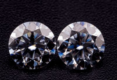 une paire de diamants taillés en diamant sur un fond noir