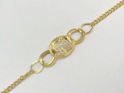 un gros plan sur un bracelet à chaîne en or orné d'un diamant