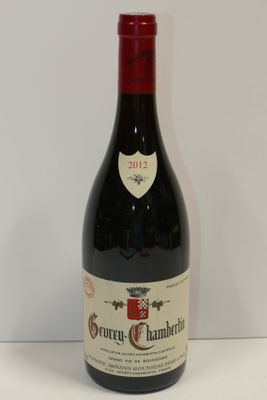 une bouteille de vin posée sur une table