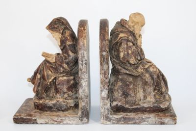 paire de serre-livres sculptés représentant un homme et une femme assis sur un banc