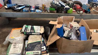 plusieurs cartons contenant divers appareils électroniques, posés sur une table