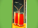 une photo d'une coque de téléphone portable sur laquelle figure l'image d'un verre de jus de fruits