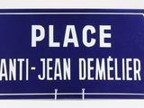 panneau de signalisation bleu et blanc sur fond blanc portant l'inscription « Place Anti - Jean Demmelier »
