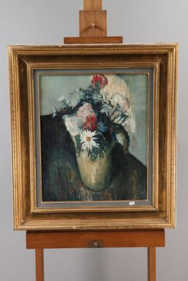 une peinture de fleurs dans un vase sur un chevalet