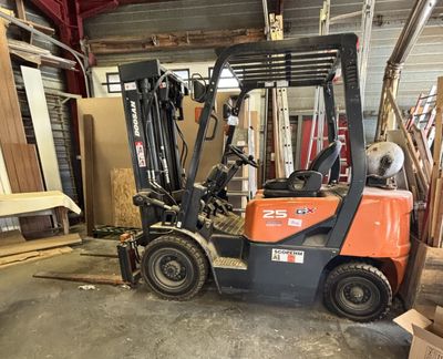 un chariot élévateur garé à l'intérieur d'un bâtiment