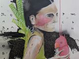 un tableau représentant une femme tenant un oiseau rose dans la main
