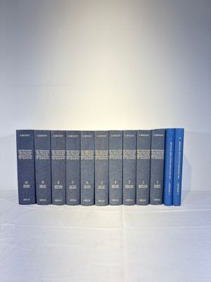quatre livres sont alignés sur une surface blanche