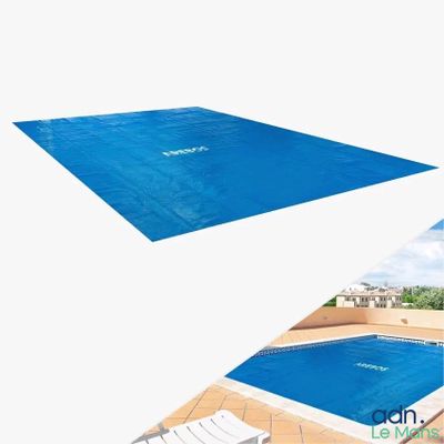 deux photos d'une piscine et d'une chaise longue