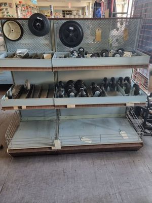 il y a beaucoup d'étagères vides dans le magasin à vendre