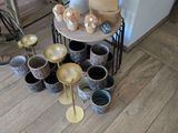 de nombreux vases posés sur une table dans une pièce