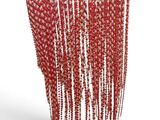 un lustre en perles rouges suspendu au plafond