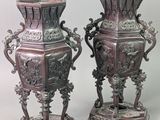 deux vases en argent posés sur une table