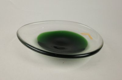une substance noire dans un bol en verre posé sur une table blanche