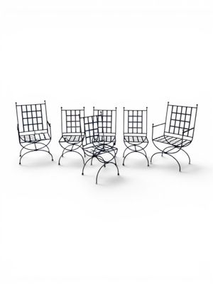 quatre chaises et une table sur fond blanc