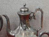 une théière en argent posée sur une nappe rouge