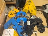 les nombreuses pinces et les nombreux outils qui se trouvent sur la table