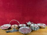 de nombreux couverts sur une table avec un fond rouge