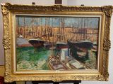 une photo d'un tableau posé sur un chevalet, avec un bateau dans l'eau