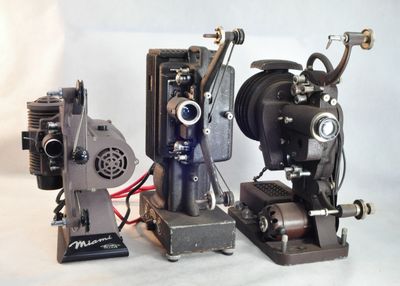 trois types de machines différents posés sur une surface blanche