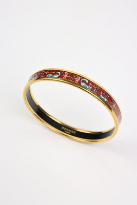 un gros plan sur un bracelet rigide en émail rouge et noir