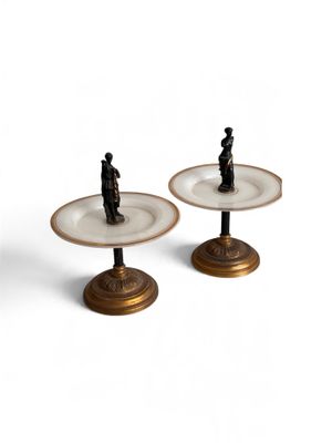 paire de bougeoirs anciens en laiton et en verre, ornés de figurines