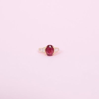 Bague en or 18K (750/oo) ornée d'un rubis non chauffé du Moz…