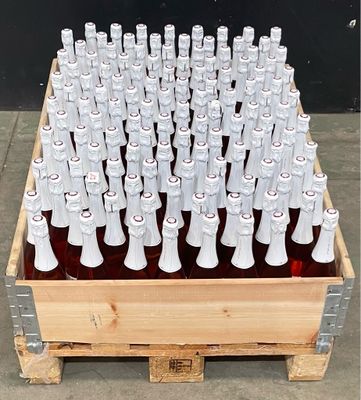 plusieurs bouteilles de bière rangées dans une caisse en bois