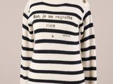 un pull blanc à rayures noires et blanches sur un mannequin