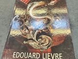 un livre posé sur une table