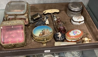 un plateau sur lequel se trouvent de nombreux objets différents