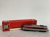 Une image représentant un petit train miniature est posée sur une table.