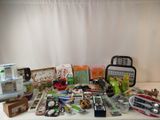 une table sur laquelle se trouvent de nombreux objets
