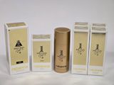 trois boîtes de parfum posées les unes à côté des autres sur une surface blanche