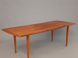 une image représentant une table avec un plateau en bois sur fond gris