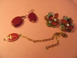 un collier, des boucles d'oreilles et un bracelet posés sur une table