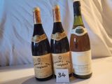 trois bouteilles de vin posées sur une table, l'une à côté de l'autre