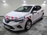 la voiture blanche est garée sur un sol en damier dans le garage