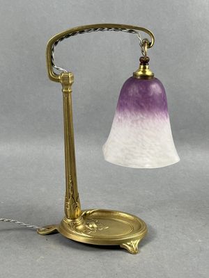 lampe de table en laiton avec un abat-jour en verre violet suspendue à une chaîne