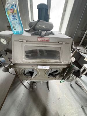 une machine posée sur le sol d'une pièce