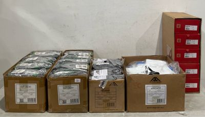plusieurs cartons contenant des articles divers, posés sur un comptoir