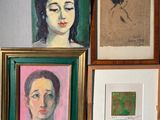 de nombreux tableaux posés sur une étagère sur laquelle est représenté le visage d'une femme