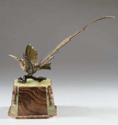 sculpture représentant un faisan perché sur un socle en bois de couleur verte