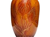 un vase orange orné d'un motif floral