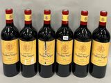 six bouteilles de vin rouge sont alignées