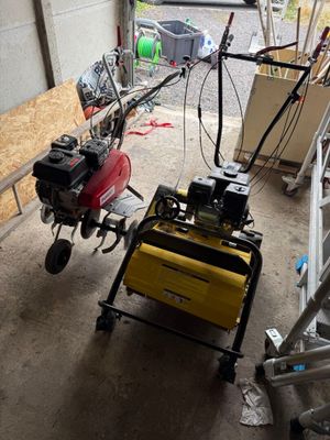 une petite machine qui se trouve dans un garage